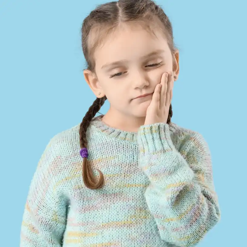 bambina con mal di denti