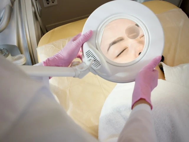 dermatologo visita paziente