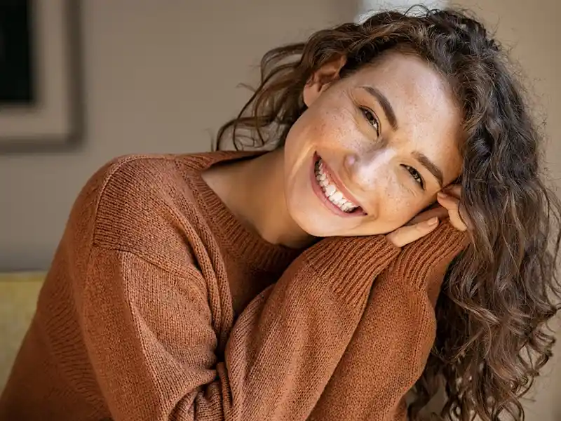 ragazza con sorriso splendente