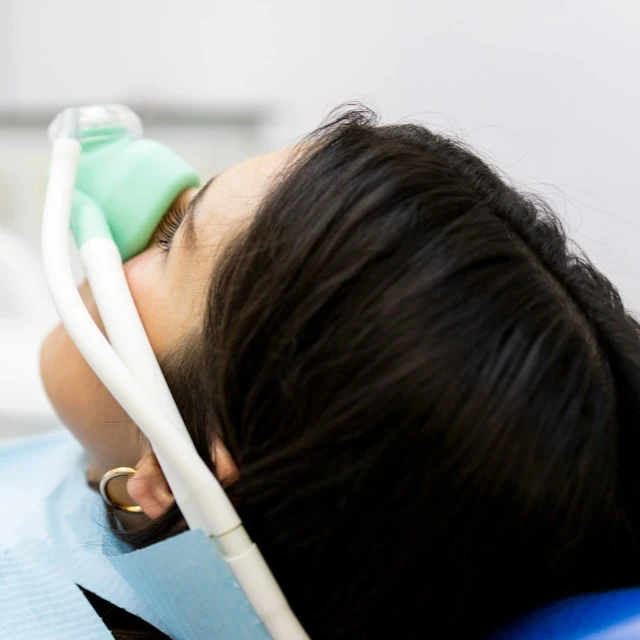 donna con maschera per sedazione cosciente