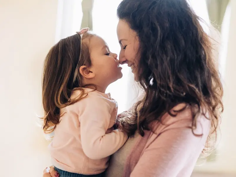 mamma con bambina in braccio