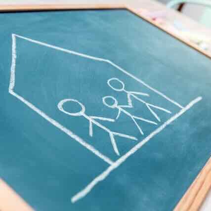 lavagna recante disegno di casa e componenti famiglia