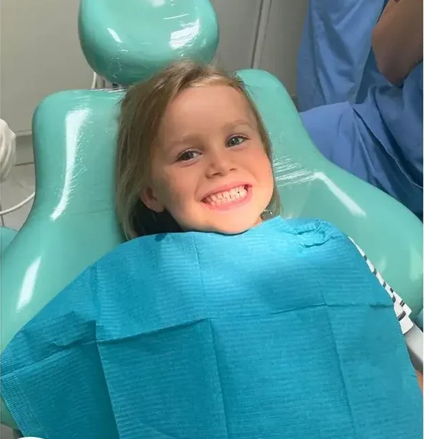 bambina sorridente in visita dal dentista