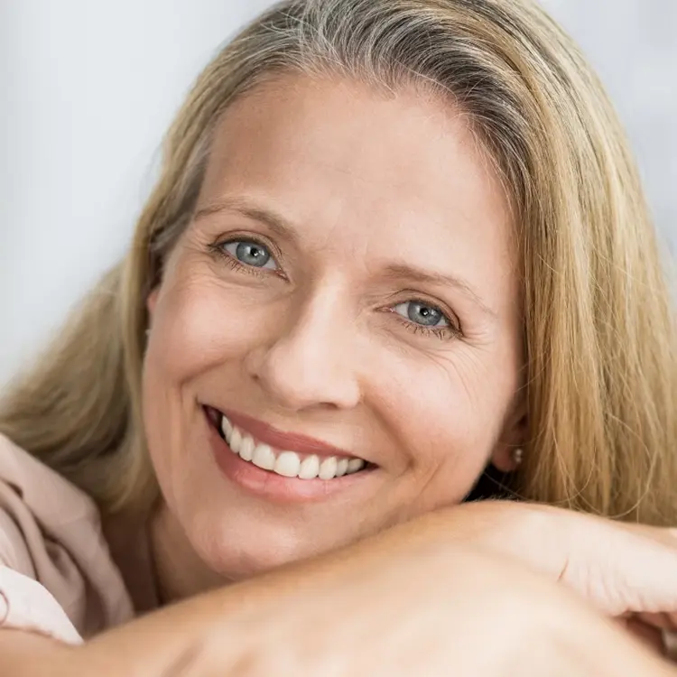signora sorridente con protesi dentali